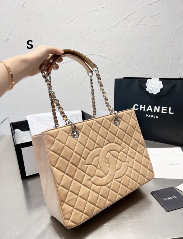 Chanel Quilted Chain Tote – Timeless Elegance in Classic Black