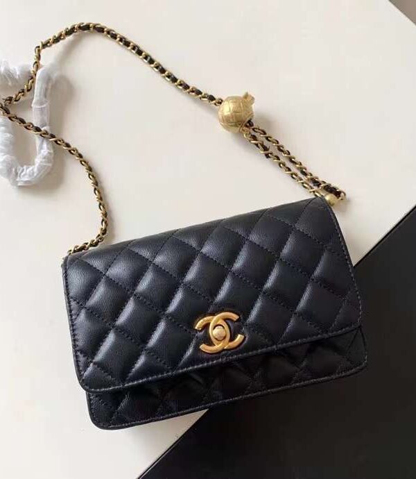 Chanel Classic Quilted Crossbody Bag – Timeless Elegance in Black